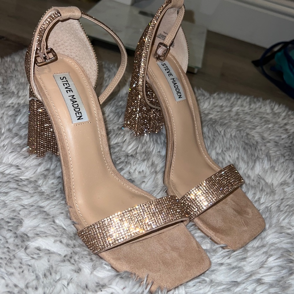 I'm selling these shoes bc I own another pair already. Barely used. Brand New.